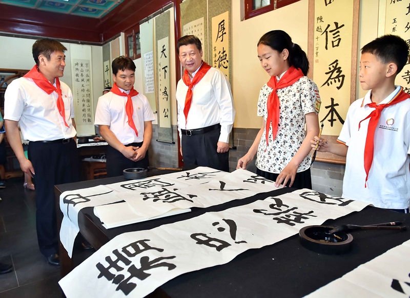 2014年5月30日，習(xí)近平總書(shū)記來(lái)到北京市海淀區(qū)民族小學(xué)，參加慶祝“六一”國(guó)際兒童節(jié)活動(dòng)。