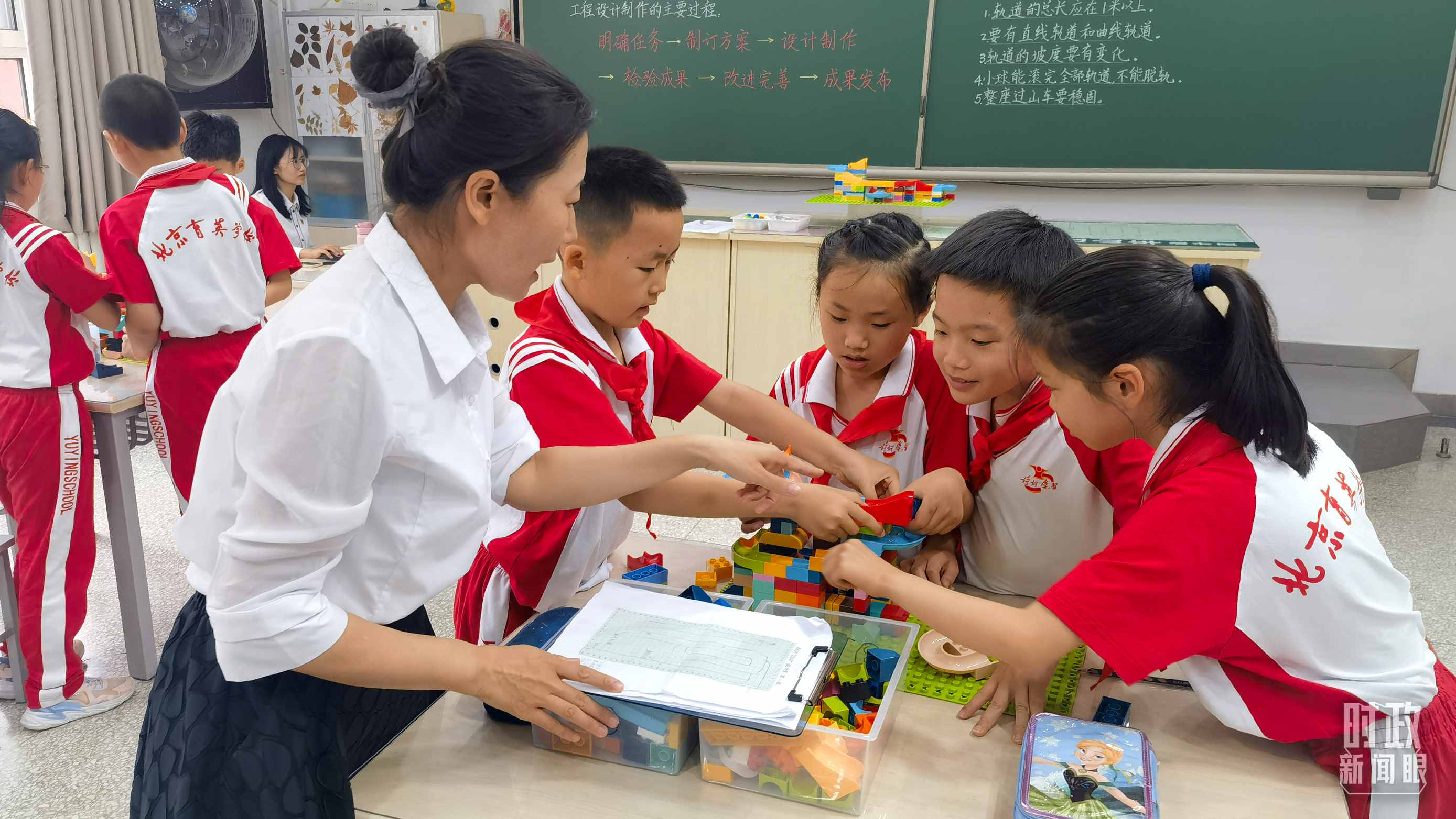 △科學(xué)教室內(nèi)，學(xué)生們正在開展過山車科學(xué)實(shí)驗(yàn)。（總臺(tái)央視記者賈林拍攝）