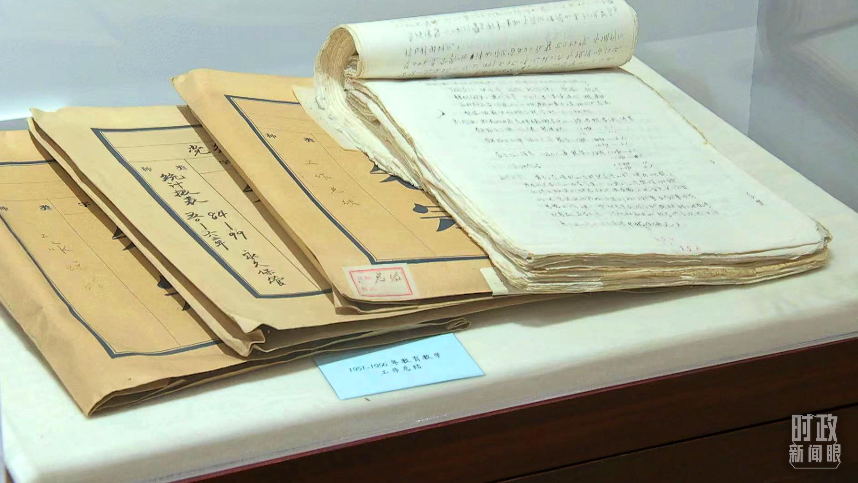 △校史館內(nèi)的教育教學(xué)工作總結(jié)展陳。（總臺(tái)央視記者金雨秋拍攝）