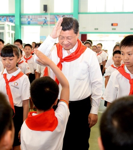 2014年5月30日，習(xí)近平總書記來到北京市海淀區(qū)民族小學(xué)，參加慶?！傲弧眹H兒童節(jié)活動。新華社記者 李濤 攝