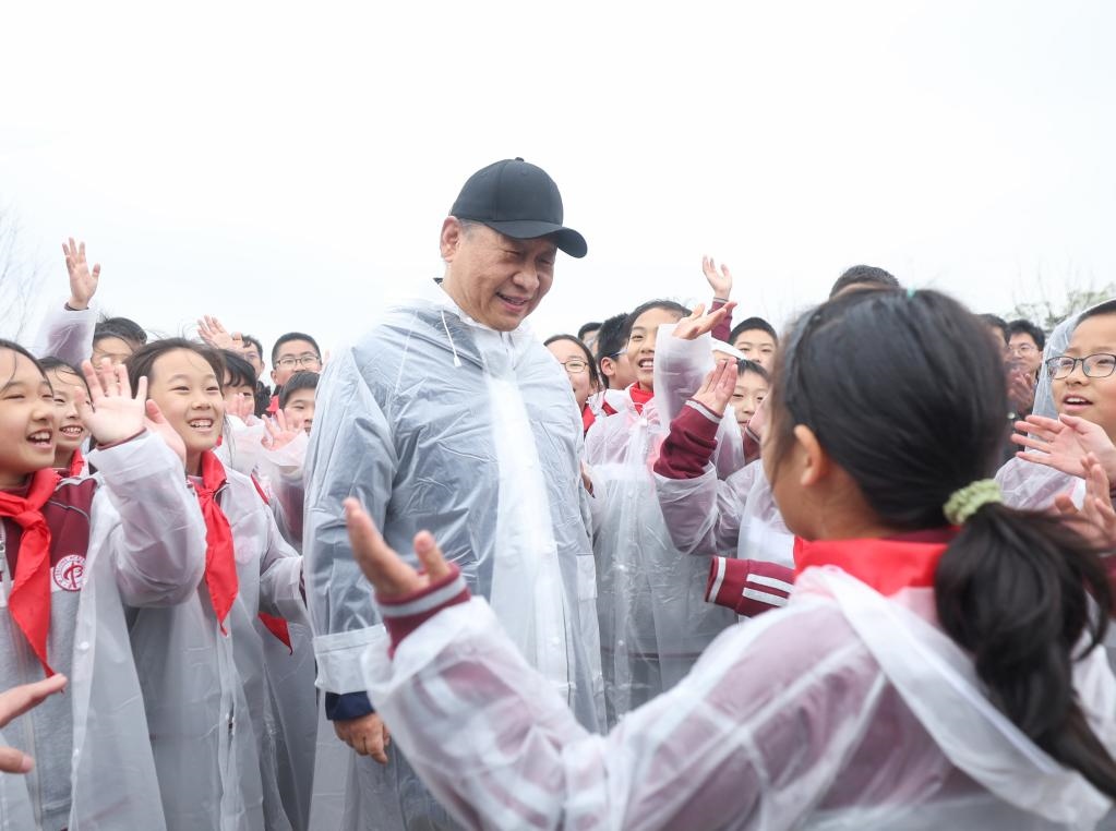 2023年4月4日，黨和國家領(lǐng)導(dǎo)人參加首都義務(wù)植樹活動。這是植樹后，習(xí)近平總書記同在場的中小學(xué)生親切交談。新華社記者 鞠鵬 攝