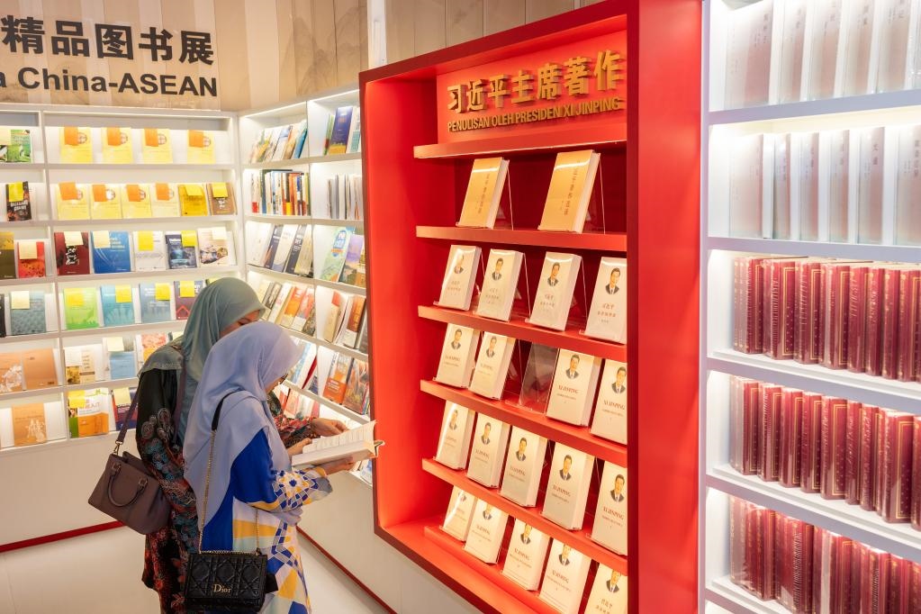 5月30日，兩名讀者在馬來西亞吉隆坡國際書展中國主賓國活動現(xiàn)場閱讀習近平主席著作。新華社記者朱煒攝