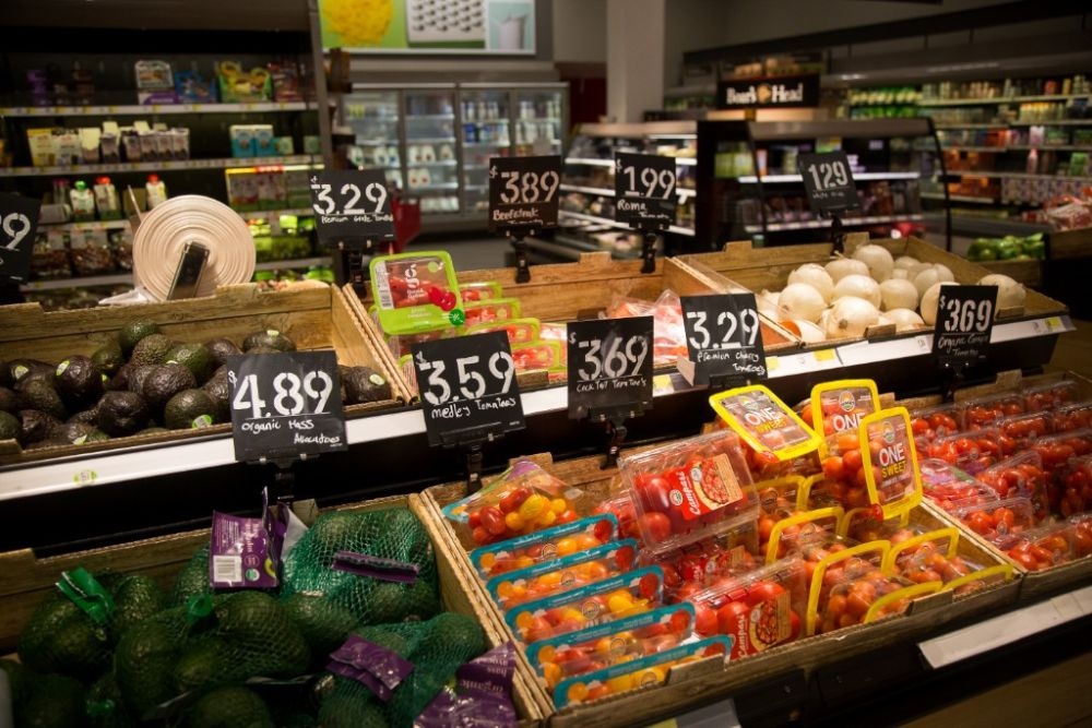 這是2月14日在美國紐約市布魯克林一家食品雜貨店拍攝的商品價(jià)簽。新華社發(fā)（郭克攝）