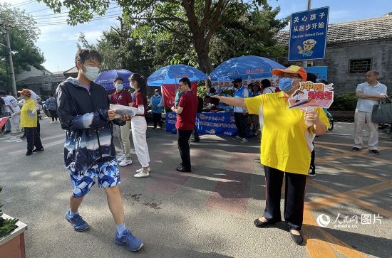 6月7日早8點，北京市第五中學門口考生正在按規(guī)定進入考場。人民網(wǎng)記者 池夢蕊攝