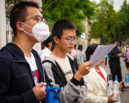 6月7日，在昆明市第五中學考場外，考生正利用最后時間復習備考。人民網(wǎng) 曾智慧攝