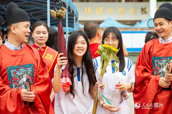 6月7日上午，在南寧市天桃實驗學校翠竹校區(qū)，老師們在為考生們加油鼓勁！人民網(wǎng)記者 嚴立政攝