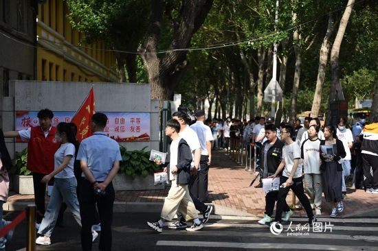 6月7日，在黑龍江省哈爾濱市第三中學高考考點，考生們有序進入考場。人民網(wǎng)記者 蘇靖剛攝