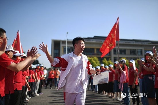 6月7日，在北京市人大附中通州校區(qū)考點，考生與送考老師擊掌加油。人民網(wǎng)記者 翁奇羽攝