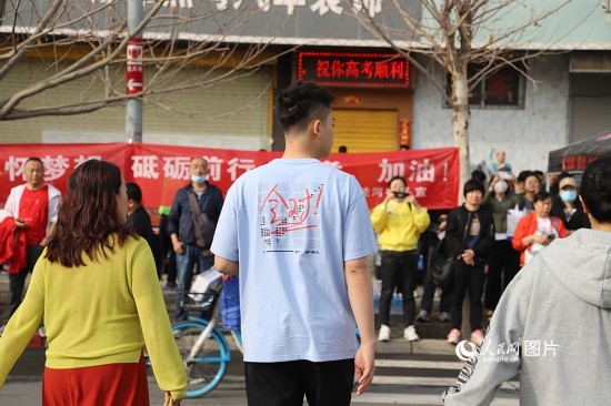 6月7日早8點，甘肅省蘭州市外國語高級中學考點，考生按規(guī)定進入考場。人民網(wǎng)記者 黃帆攝