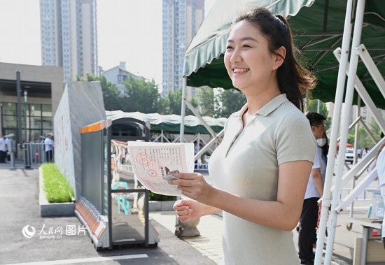 6月7日高考第一天，早上8點，一名考生充滿自信地步入鄭州市十一中考點。人民網(wǎng)記者 王玉興攝