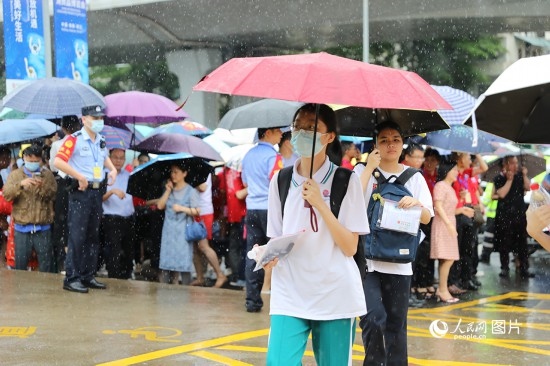 6月7日，海南華僑中學（高中部）考點，學子冒雨奔赴考場。人民網(wǎng)記者 孟凡盛攝