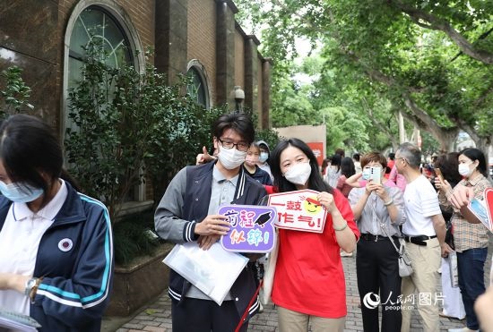 6月7日一大早，上海向明中學考場外，來自上海市盧灣高級中學的考生正在依次進場。人民網(wǎng)記者 龔莎攝
