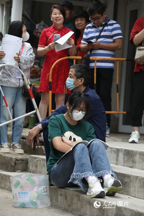 6月7日，沈陽市第一中學，學子靠在父親身邊做最后的沖刺。人民網(wǎng) 周頌雪攝