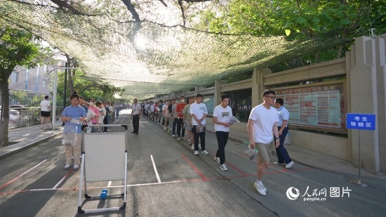6月7日，烏魯木齊市第七十中學門口，考生們有序進入考場。人民網(wǎng) 李欣洋攝
