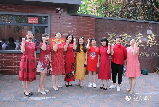6月7日，在石家莊第二十七中學考點，家長身著旗袍，為高考的孩子們加油助威！紅紅火火、旗開得勝！人民網(wǎng)記者 周博攝