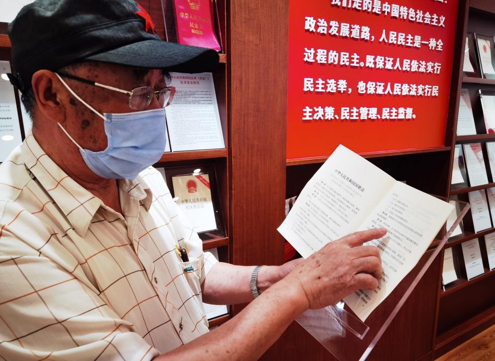 夏云龍給記者展示國歌法修改的內(nèi)容。人民網(wǎng)記者 唐小麗攝