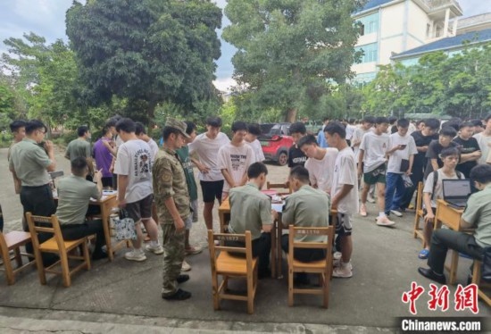 專武干部在發(fā)放兵役登記證。韋碩 攝
