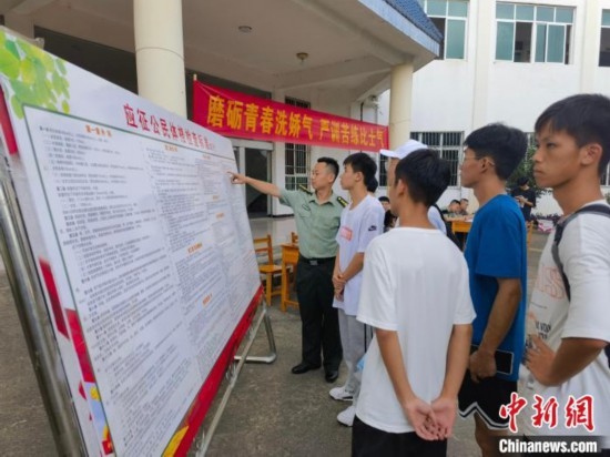 專武干部在講解應(yīng)征體檢標(biāo)準(zhǔn)。韋碩 攝
