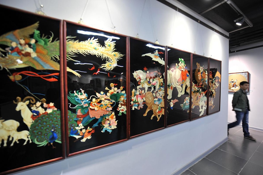參觀者在唐都漆藝博物館參觀展出的漆器。新華社記者 詹彥 攝