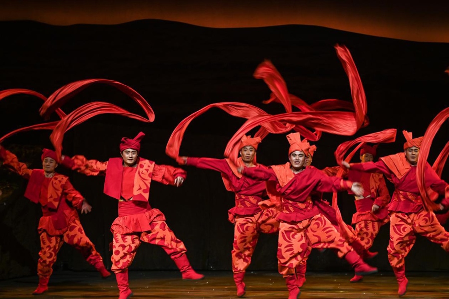 在首屆中國(guó)非物質(zhì)文化遺產(chǎn)保護(hù)年會(huì)展演活動(dòng)上拍攝的陜北秧歌劇《米脂婆姨綏德漢》演出現(xiàn)場(chǎng)。新華社記者 鄒競(jìng)一 攝