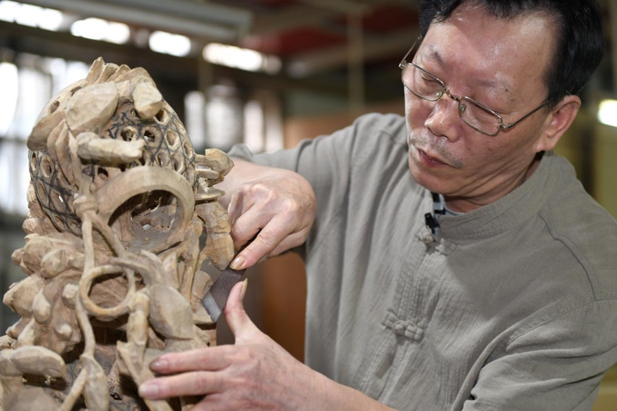 國(guó)家級(jí)非遺項(xiàng)目潮州木雕省級(jí)傳承人金子松在雕刻中。新華社記者 盧漢欣 攝