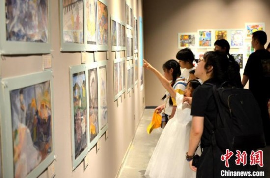 圖為家長帶著孩子參觀展覽。呂明 攝