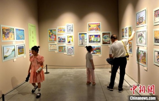 圖為家長帶著孩子參觀展覽。呂明 攝