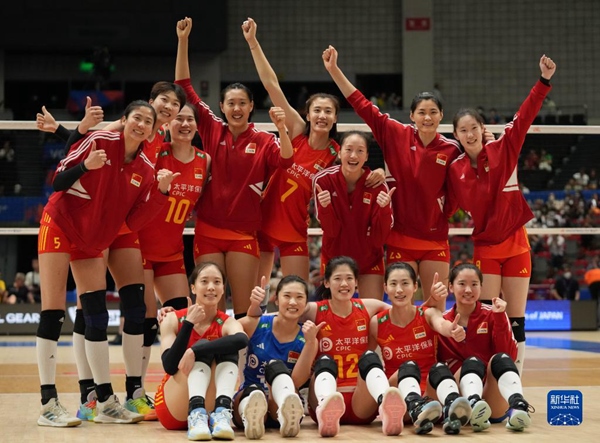 6月3日，中國(guó)隊(duì)球員在比賽后慶祝勝利。當(dāng)日，在日本名古屋舉行的2023世界女排聯(lián)賽分站賽中，中國(guó)隊(duì)以3比1戰(zhàn)勝荷蘭隊(duì)。新華社記者 張笑宇 攝