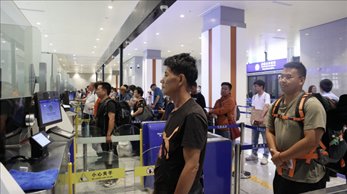 6月13日，乘坐中老鐵路國際旅客列車的旅客在磨憨邊檢大廳排隊候檢。李揚 攝