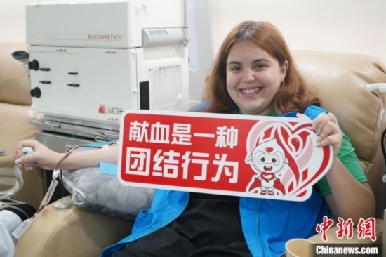 6月13日，在第20個世界獻血者日前夕，20名在贛留學(xué)生組團前往血站獻血。吳迪 攝