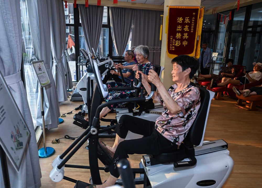 在浙江嘉興市南湖區(qū)新嘉街道電子社區(qū)鄰里中心的長者運動健康之家內(nèi)，老人們在進(jìn)行器械鍛煉（2023年6月14日攝）。新華社記者 徐昱 攝