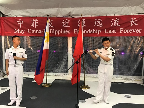 艦上官兵表演歌舞、民樂(lè)、武術(shù)等節(jié)目。中國(guó)駐菲律賓大使館供圖