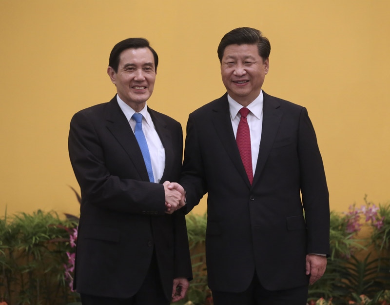 2015年11月7日，兩岸領(lǐng)導(dǎo)人會面在新加坡香格里拉大酒店舉行。這是習(xí)近平主席與時任臺灣地區(qū)領(lǐng)導(dǎo)人馬英九握手。