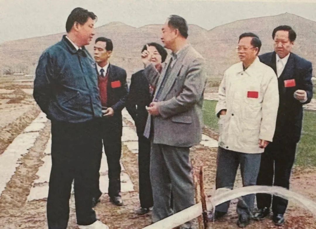 △1997年4月20日，習(xí)近平在寧夏固原市隆德縣調(diào)研。