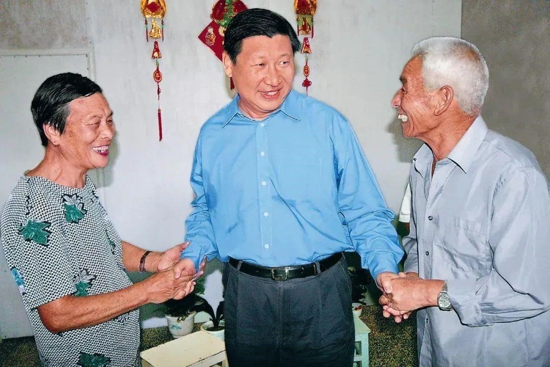 △2006年9月21日，習(xí)近平在浙江省舟山市普陀區(qū)東極鎮(zhèn)看望當(dāng)?shù)貪O民。