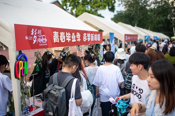 市集現(xiàn)場。人民網(wǎng)記者 翁奇羽攝