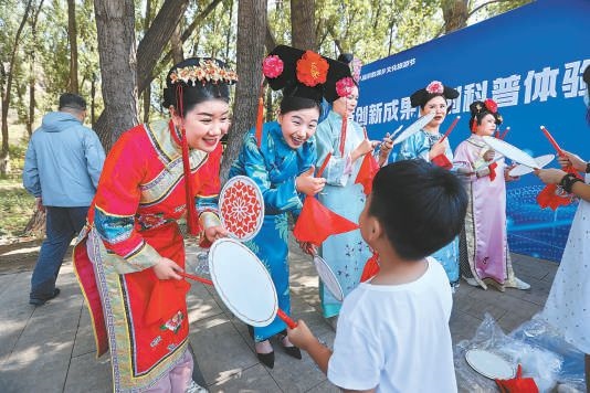 昨天上午，“奮進(jìn)新征程 建功新時代”2023年懷柔區(qū)第十八屆京韻滿鄉(xiāng)文化旅游節(jié)正式開幕，豐富多彩的文化演出吸引大批游客來此體驗別具特色的滿族文化。本報記者 甘南攝