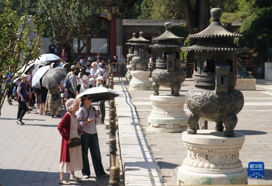 6月22日，游人在北京頤和園參觀游覽。新華社記者 任超 攝