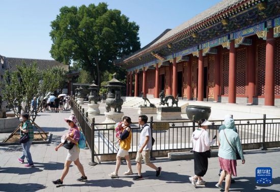 6月22日，游人在北京頤和園參觀游覽。新華社記者 任超 攝