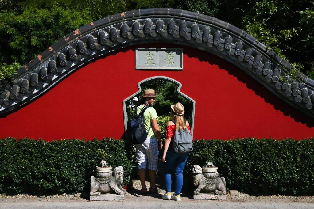 在比利時布呂熱萊特市，游客參觀天堂動物園的中國園。