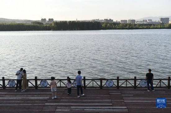 6月23日，游人在三門峽市黃河公園內(nèi)休閑。