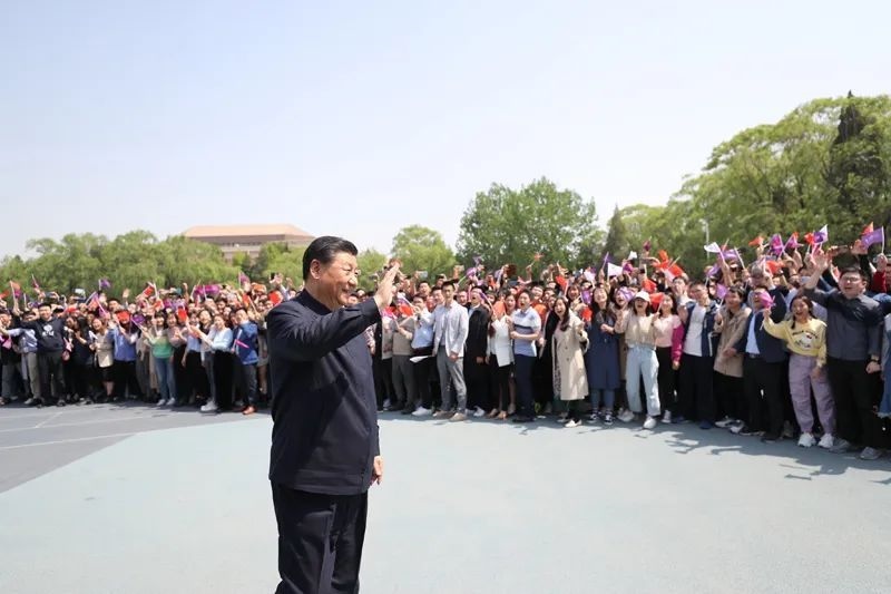 2021年4月19日，在清華大學(xué)建校110周年校慶日即將來臨之際，習近平來到清華大學(xué)考察。圖為習近平離開學(xué)校時，同師生們揮手致意。新華社記者 鞠鵬 攝