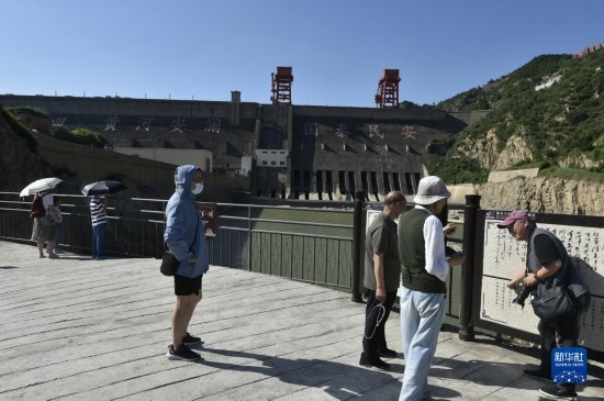 6月23日，游人在黃河三門峽大壩風(fēng)景區(qū)內(nèi)游覽。