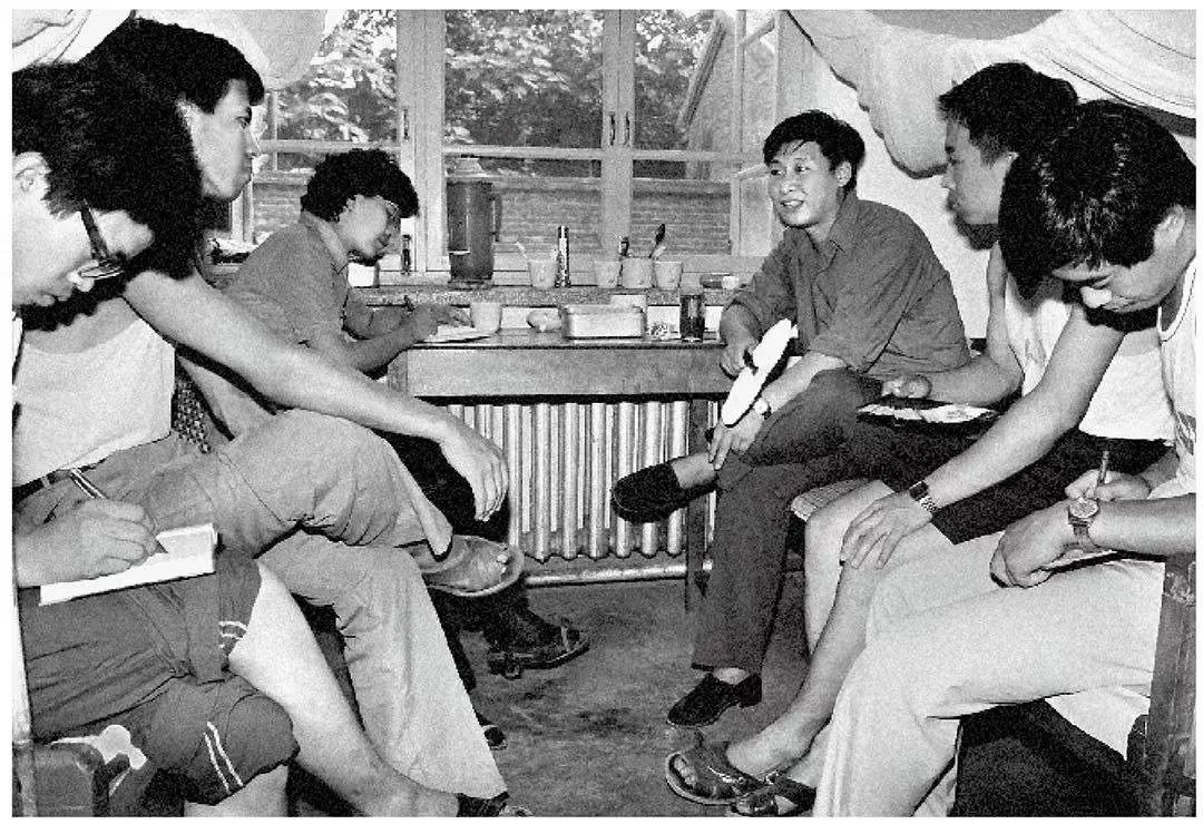 1984年7月29日，習近平與中國人民大學(xué)暑期社會實踐團成員在正定縣政府招待所宿舍座談。（圖源：《習近平與大學(xué)生朋友們》）