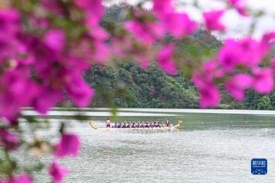 6月22日，重慶市酉陽土家族苗族自治縣酉水河鎮(zhèn)河灣村，參賽選手進行龍舟比賽。