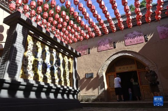6月23日，游人在三門峽市陜州地坑院景區(qū)內(nèi)游覽。