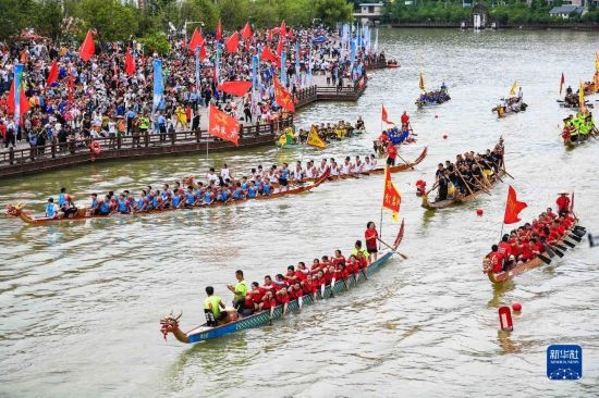 6月23日，在貴州省黔東南苗族侗族自治州施秉縣舉行的獨木龍舟節(jié)上，獨木龍舟進行水上巡游。