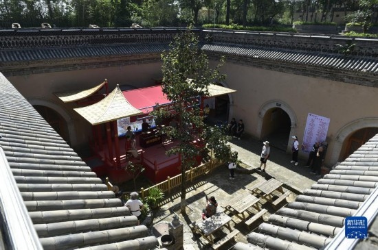 6月23日，游人在三門峽市陜州地坑院景區(qū)內(nèi)游覽。