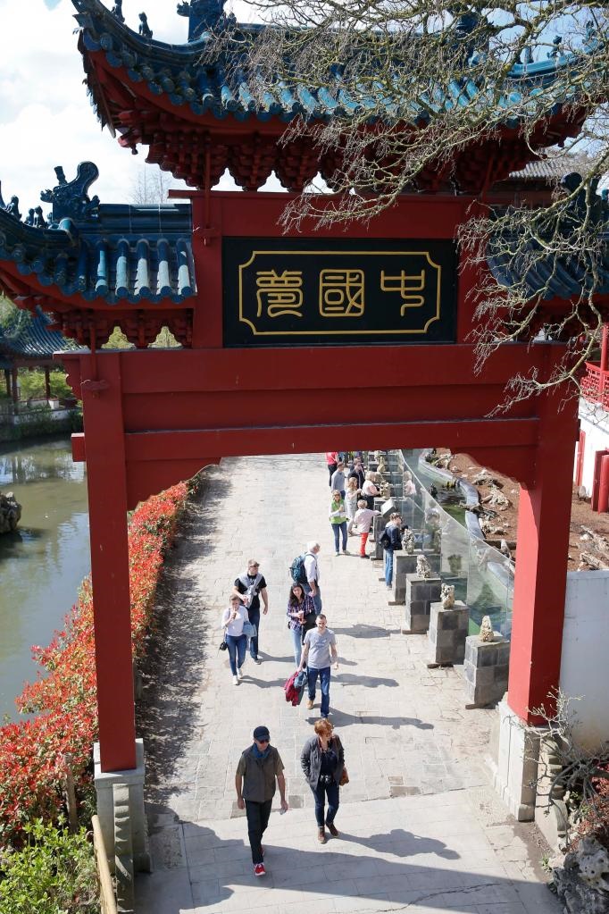 在比利時天堂動物園的中國園，游客從牌樓下走過。