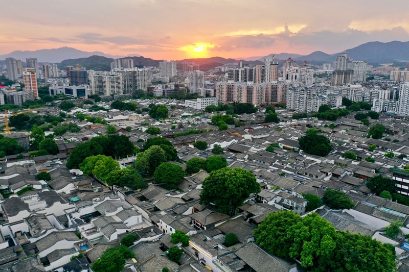 2021年7月10日，夕陽映照下的福州三坊七巷文化歷史街區(qū)。